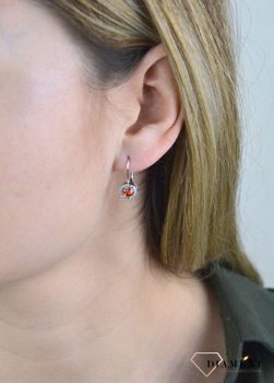 Srebrne kolczyki wiszące w kształcie kółeczek ozdobione cyrkonią. Delikatne kolczyki wykonane z najwyższej jakości srebrna próby 925 wyglądają bardzo elegancko. Kolczyki w minimalistycznym stylu (1).JPG